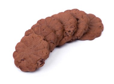 Beyaz arka planda izole edilmiş kuru üzümlü bir grup ince çikolatalı kurabiye.