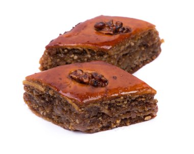 Cevizli baklava, beyaz arka planda izole edilmiş tatlı yiyecekler.