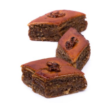 Cevizli baklava, beyaz arka planda izole edilmiş tatlı yiyecekler.