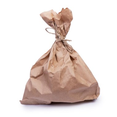 Beyaz arka planda izole edilmiş halat ve kıvrımlı kağıt torba