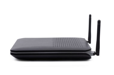 Beyaz arkaplanda siyah kablosuz yönlendirici izole edildi