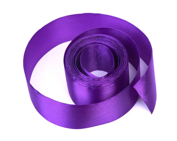 Роллированная Фиолетовая Атласная Лента Белом Фоне — стоковое фото