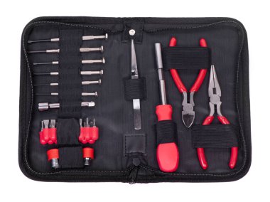 Beyaz üzerine izole bir durumda farklı araçlar kümesi