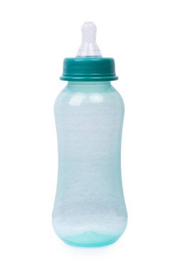 Beyaz arkaplanda emzik izole edilmiş boş şişe