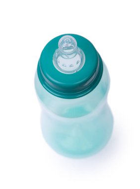 Beyaz arkaplanda emzik izole edilmiş boş şişe