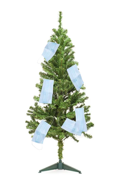 Weihnachtsbaum Mit Medizinischen Masken Isoliert Auf Weißem Hintergrund Geschmückt Coronaschutz — Stockfoto