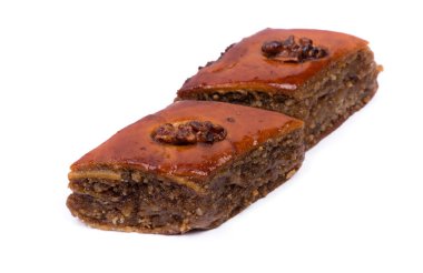 Cevizli baklava, beyaz arka planda izole edilmiş tatlı yiyecekler.