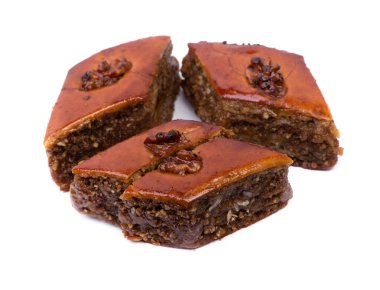 Cevizli baklava, beyaz arka planda izole edilmiş tatlı yiyecekler.