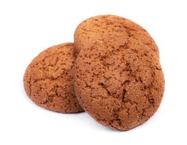 Beyaz arkaplanda izole edilmiş basit yulaf ezmeli kurabiyeler grubu