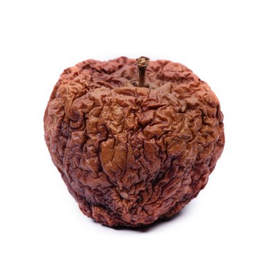 Bir kuru elma beyaz arka planda izole edilmiş.
