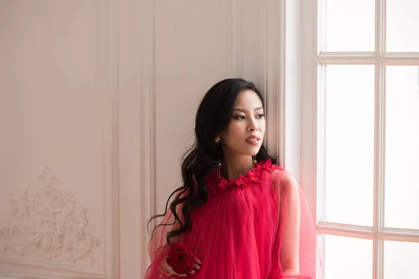 Uzun Kırmızı Elbiseli Güzel Asyalı Hamile Kadın — Stok fotoğraf