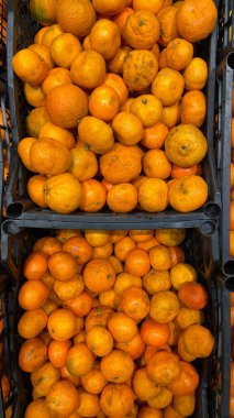 Mandalina kutuları pazarda, üst manzara
