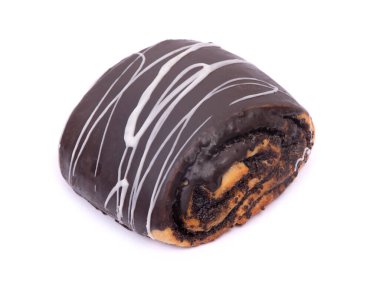 Beyaz arka planda izole edilmiş çikolata kaplı çörek.