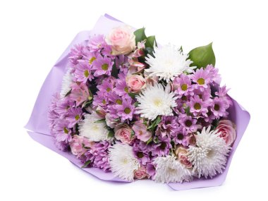 Beyaz arka planda izole edilmiş bir buket yabani çiçek.