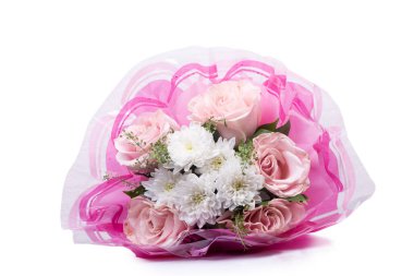 Pembe gül buketi ve beyaz arka planda izole edilmiş diğer çiçekler