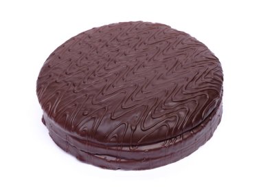 Beyaz arka planda izole edilmiş büyük çikolatalı pasta.