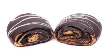 Beyaz arka planda izole edilmiş çikolata kaplı çörek.