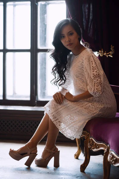 Belle Femme Asiatique Robe Blanche Assise Sur Une Chaise Vintage — Photo