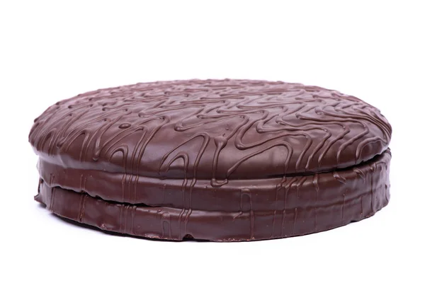 白色背景的大巧克力釉面蛋糕 — 图库照片