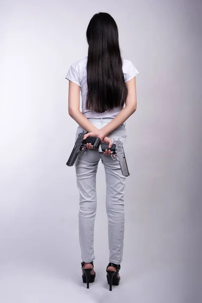 Jovem Mulher Magra Volta Com Pistolas Fundo Branco — Fotografia de Stock