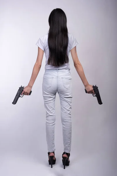 Jovem Mulher Magra Volta Com Pistolas Fundo Branco — Fotografia de Stock