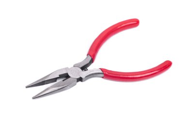 Kırmızı saplı yeni pense beyaz arkaplanda izole edildi