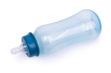 Beyaz arkaplanda emzik izole edilmiş boş şişe