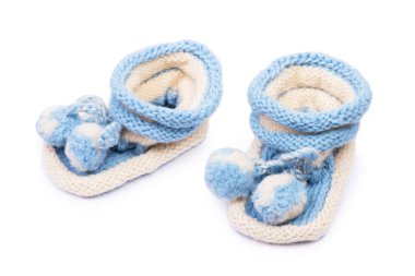 Beyaz arka planda izole edilmiş bir çift bebek ayakkabısı.