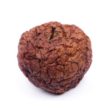 Bir kuru elma beyaz arka planda izole edilmiş.