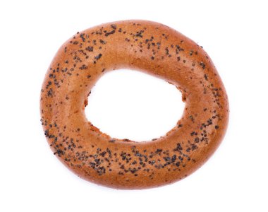 Beyaz arka planda izole edilmiş haşhaş tohumlu simit