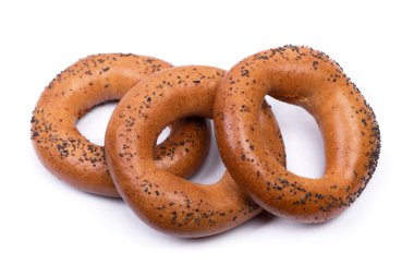Beyaz arka planda izole edilmiş haşhaş tohumlu simit grubu