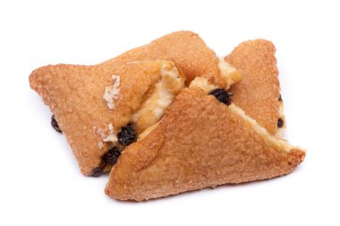 Beyaz arka planda izole edilmiş kuru üzümlü üçgen hamur işleri grubu