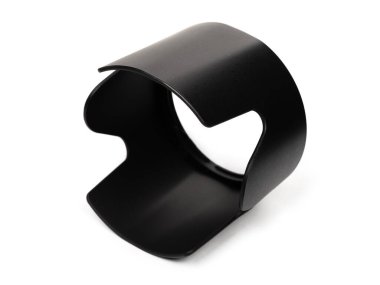 Kamera lensi için siyah plastik kaput, beyaz arkaplanda izole edilmiş.