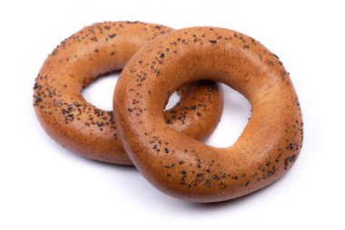 Beyaz arka planda izole edilmiş haşhaş tohumlu simit grubu