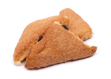 Beyaz arka planda izole edilmiş kuru üzümlü üçgen hamur işleri grubu