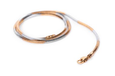 Mücevher zinciri beyaz arka planda izole edilmiş. Boyun dekorasyonu