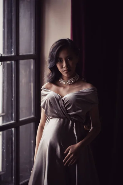 Jeune Femme Enceinte Asiatique Belle Robe Intérieur Près Fenêtre — Photo