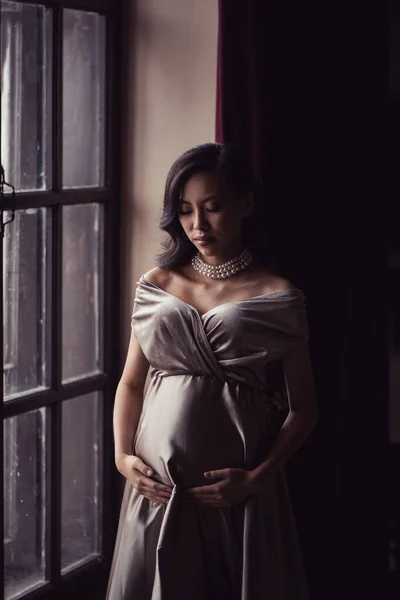 Junge Schwangere Asiatische Frau Schönen Kleid Drinnen Der Nähe Des — Stockfoto