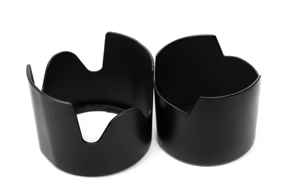 相机镜头用黑色塑料镜罩 在白色背景上隔离 — 图库照片