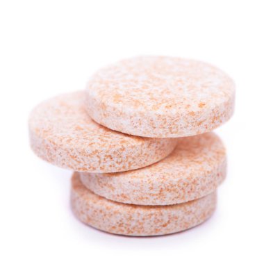 Beyaz arka planda izole edilmiş büyük haplar grubu