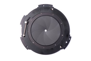 Kamera merceğinin bir kısmı beyazın üzerinde izole edilmiş.