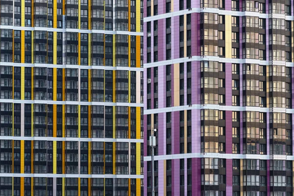 Modernes Mehrfamilienhaus Entwurf Von Häusern Der Stadt Viele Fenster — Stockfoto