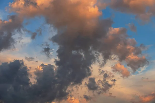 Gün Batımında Güzel Renkli Bulutlar — Stok fotoğraf