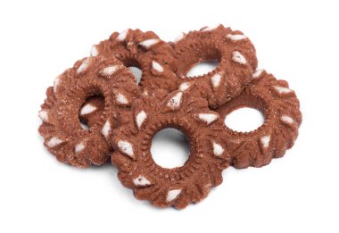 Beyaz arka planda izole edilmiş yuvarlak çikolatalı kurabiye grubu