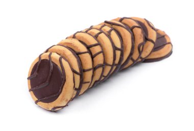 Beyaz arka planda izole edilmiş çikolata kaplı bir grup kurabiye.