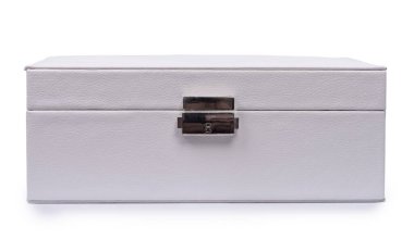 Beyaz arkaplanda izole edilmiş deri depolama kutusunun ön görüntüsü