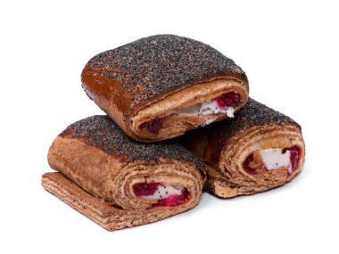 Kremalı pastayla doldurulmuş, beyaz arka planda izole edilmiş haşhaş tohumlarıyla sarılmış.