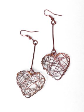 Örgülü tel kalp beyaz arkaplanda izole edildi