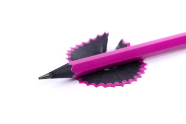 Beyaz arkaplanda siyah kalem talaşları izole edildi