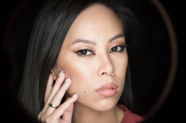 Asya modelinin yakın plan portresi. Makyajlı güzel bir genç kadın.